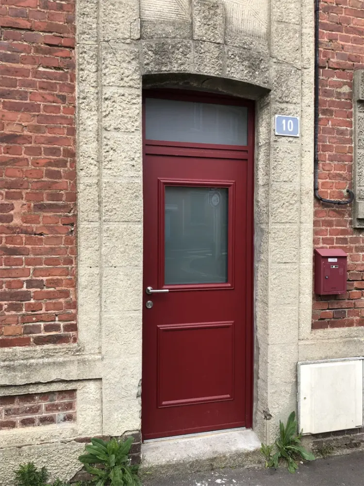 porte rouge de cotéwebp